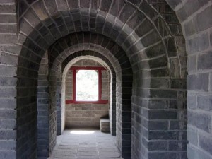 Velká čínská zeď - uvnitř strážní věže - autor fotografie Leonard G., Wikipedia